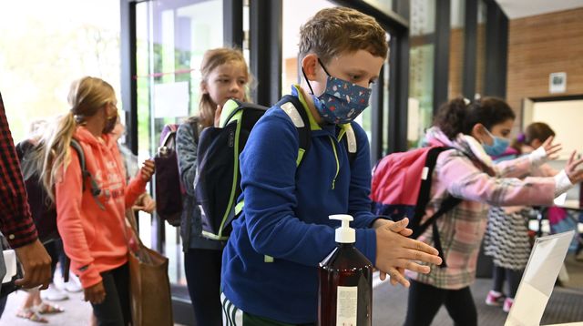 Élève se désinfectant les mains Pôle Jeunesse : Protocole d'accueil Covid19